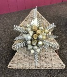 Flower arranging led by Lynne Christmas 2024 - photo 4